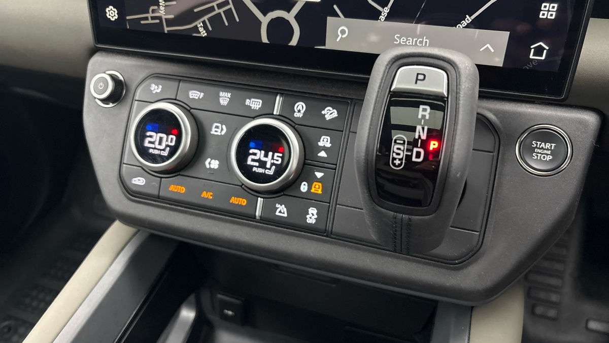 Land Rover Defender 110 Image 25