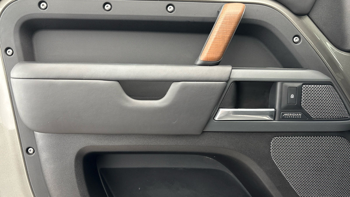 Land Rover Defender 110 Image 19