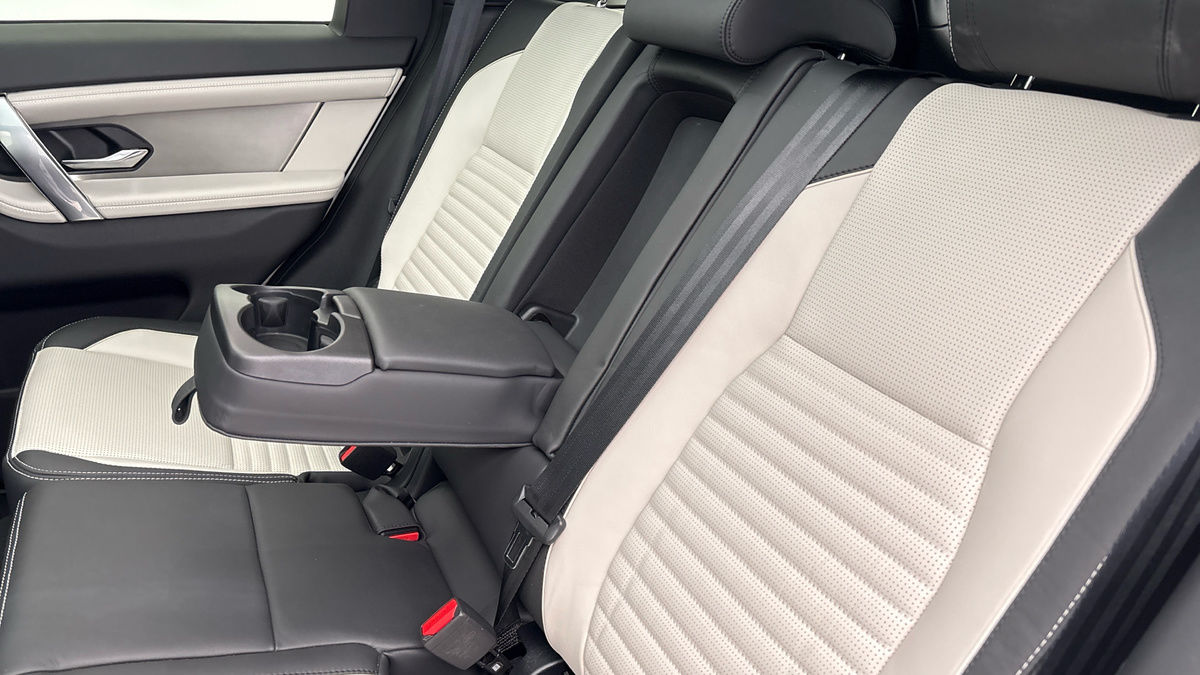 Land Rover Discovery Sport Image 9