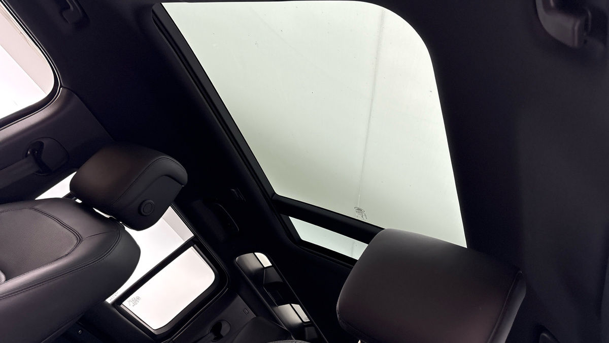 Land Rover Defender 110 Image 6
