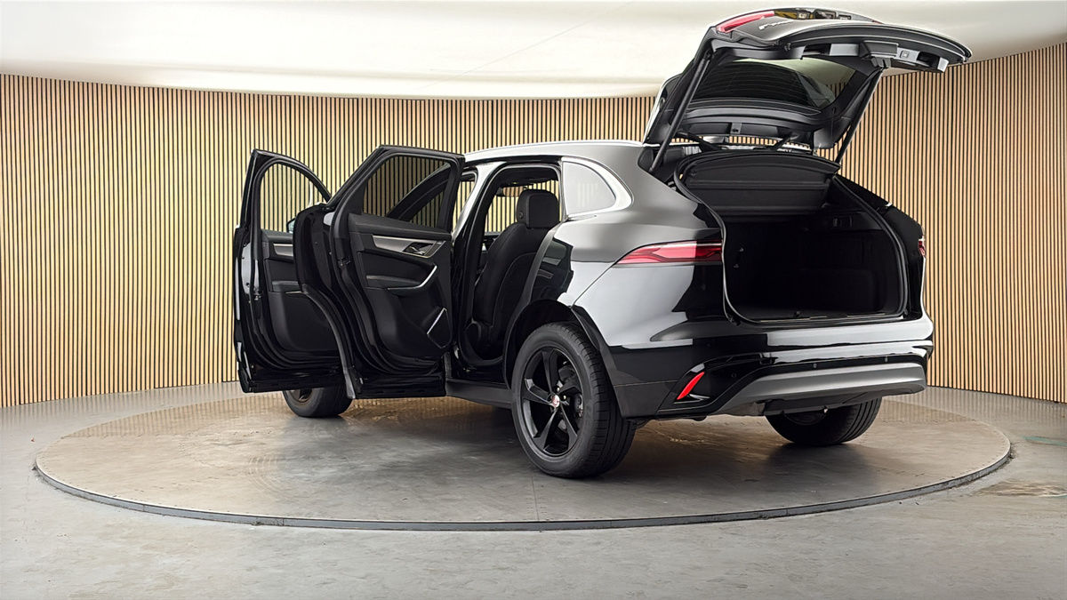 Jaguar F-PACE Image 23