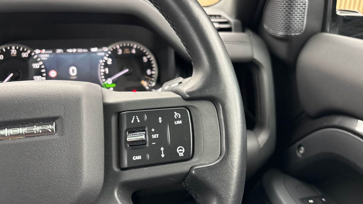 Land Rover Defender 110 Image 14