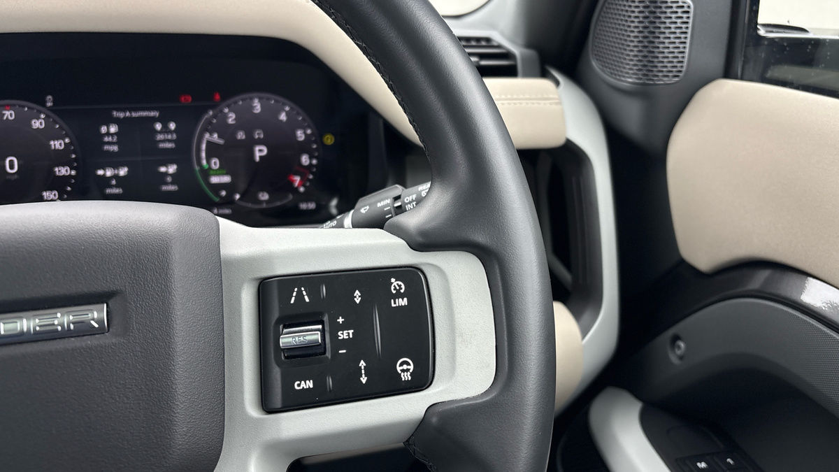 Land Rover Defender 110 Image 14