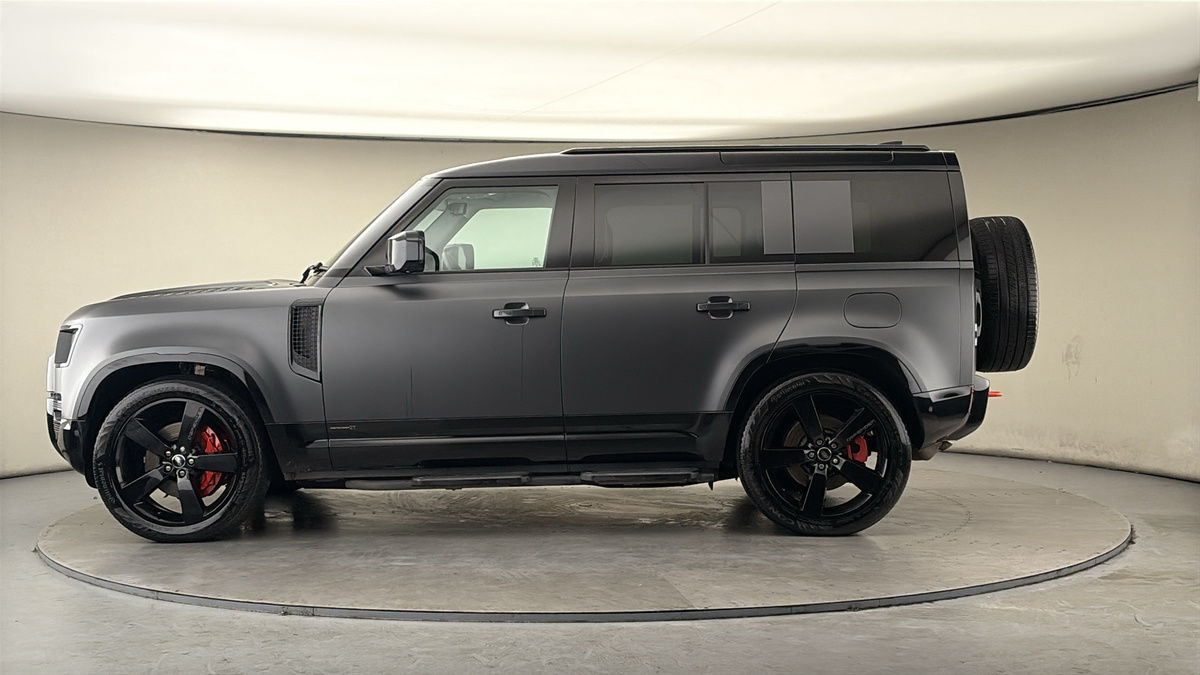 Land Rover Defender 110 Image 15