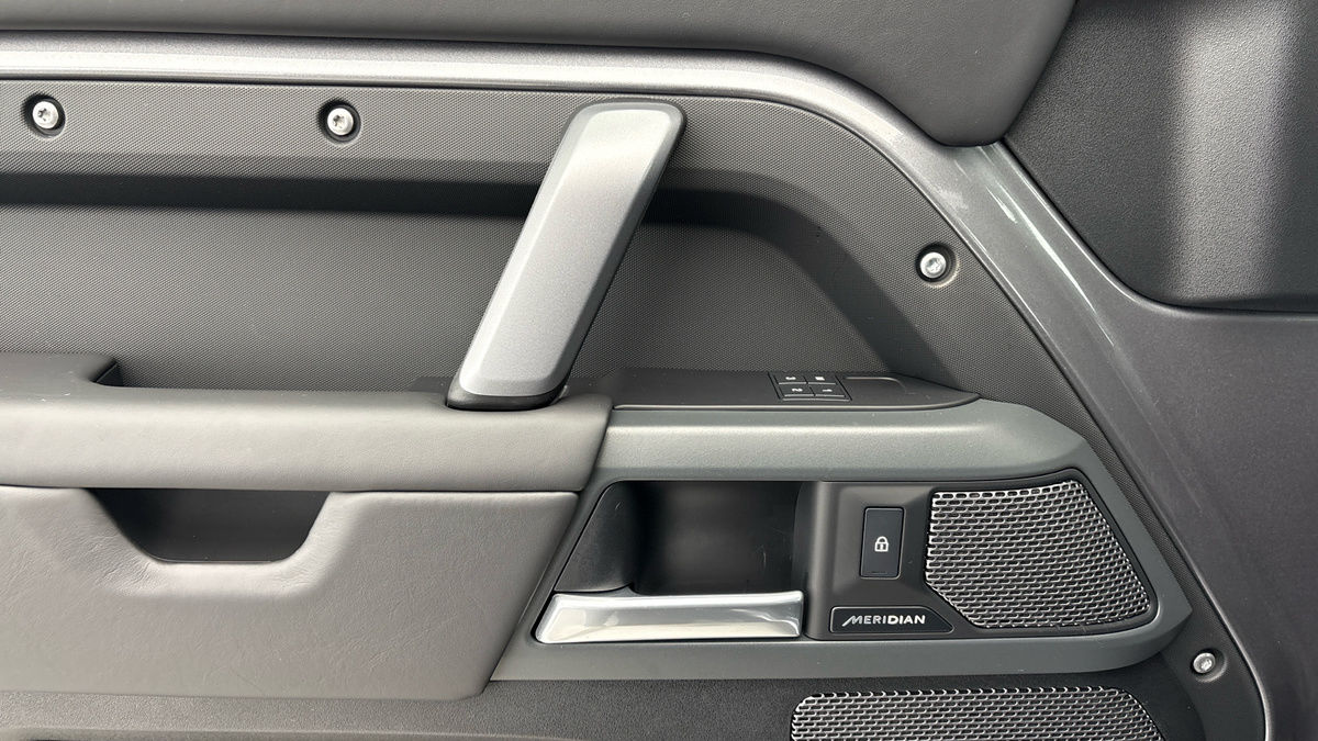 Land Rover Defender 110 Image 19