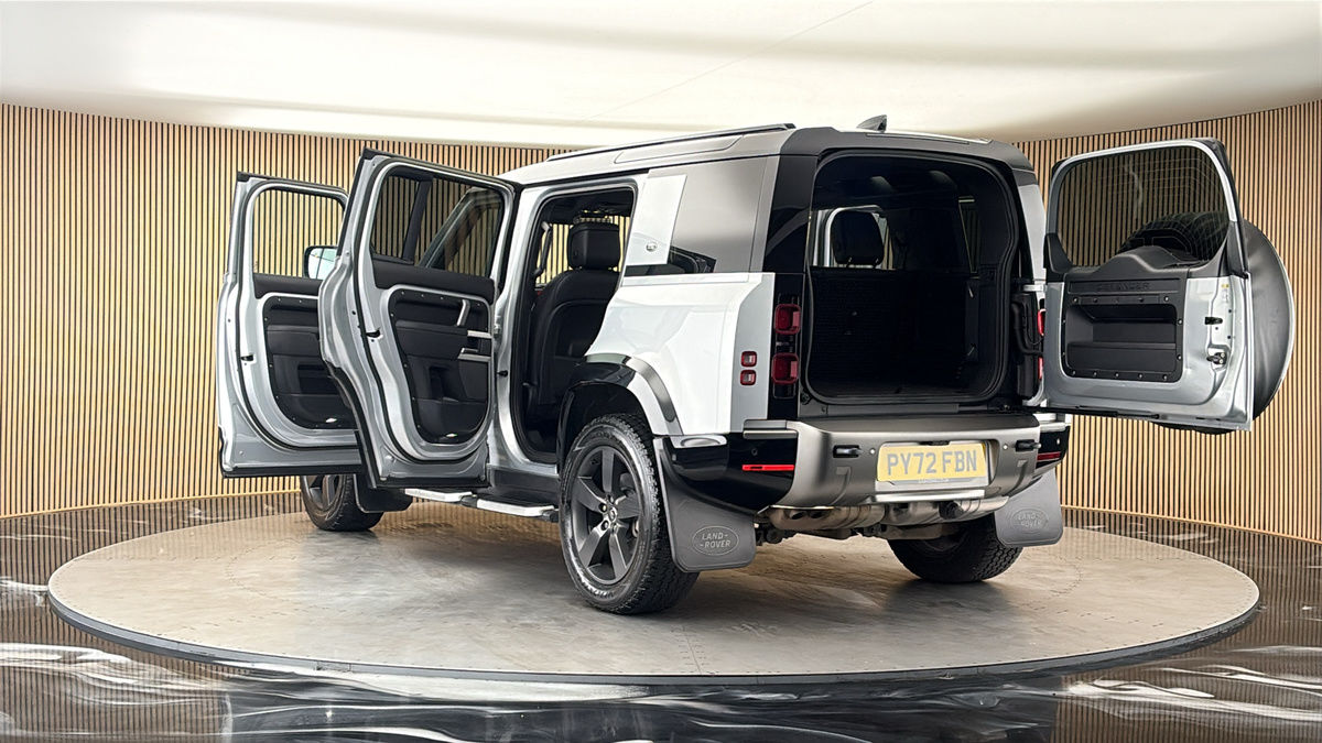 Land Rover Defender 110 Image 23