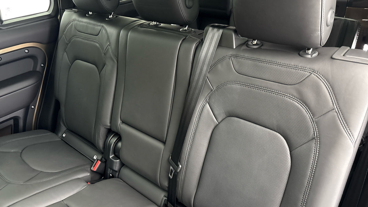 Land Rover Defender 110 Image 8