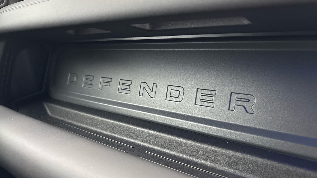 Land Rover Defender 110 Image 6
