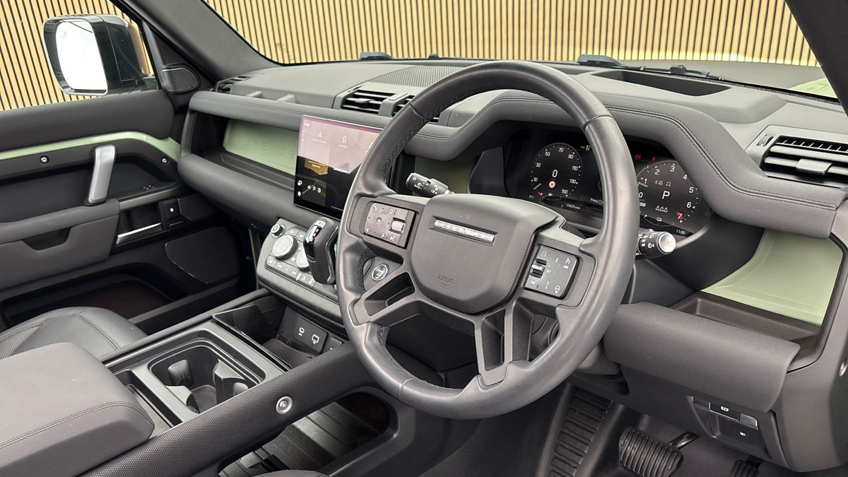 Land Rover Defender 110 Image 5