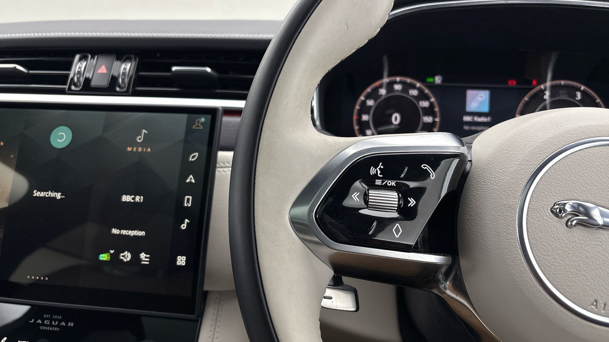 Jaguar F-PACE Image 13