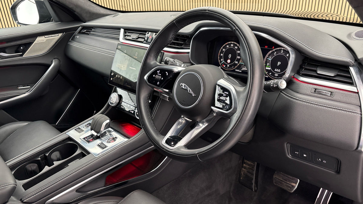 Jaguar F-PACE Image 5