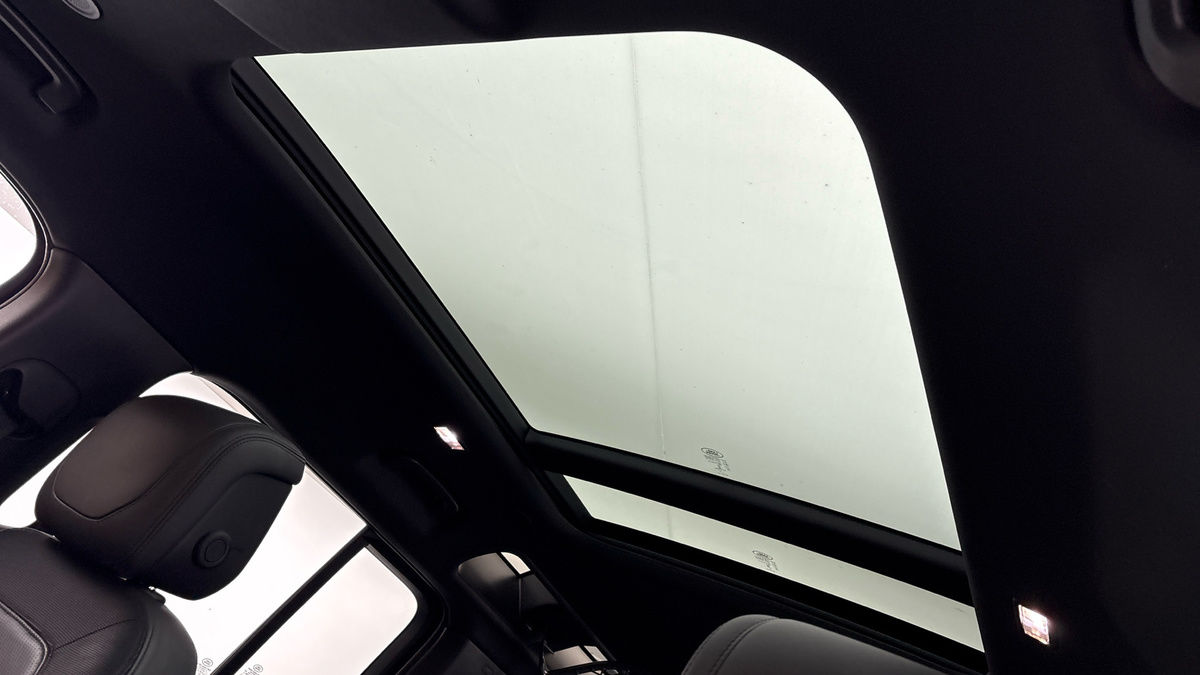 Land Rover Defender 110 Image 6