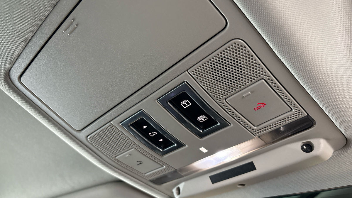 Land Rover Defender 110 Image 28