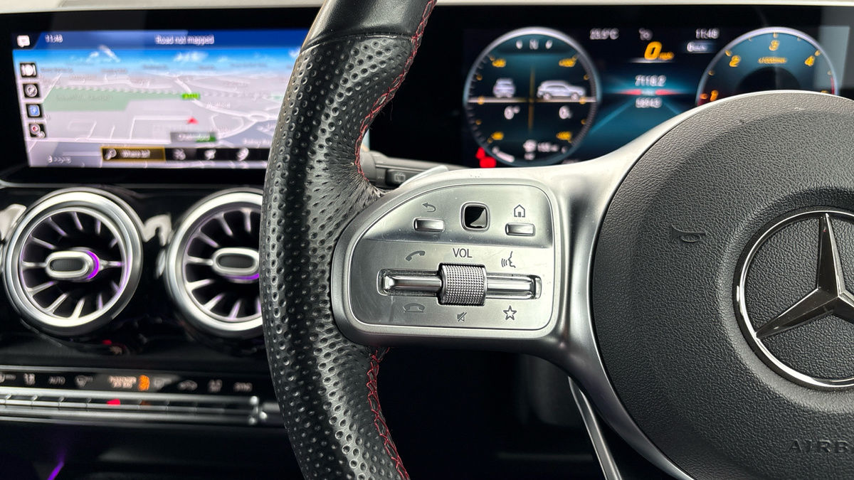 Mercedes-Benz GLB Image 13