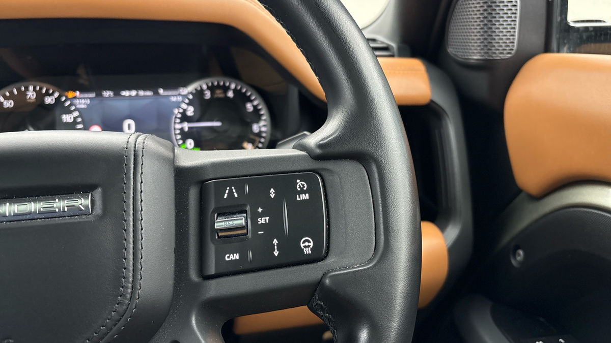 Land Rover Defender 110 Image 14