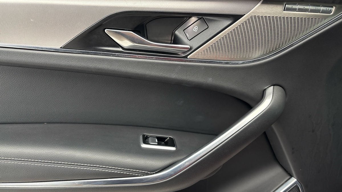 Jaguar F-PACE Image 19