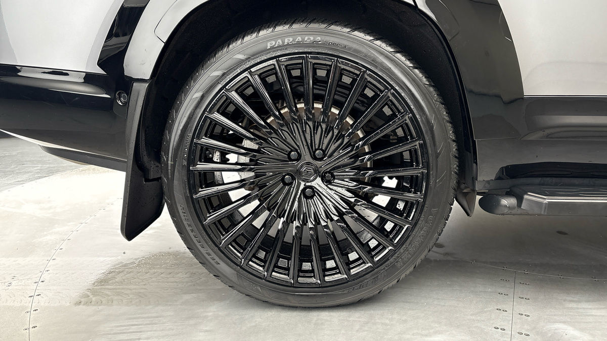 Land Rover Defender 130 Urban Image 10