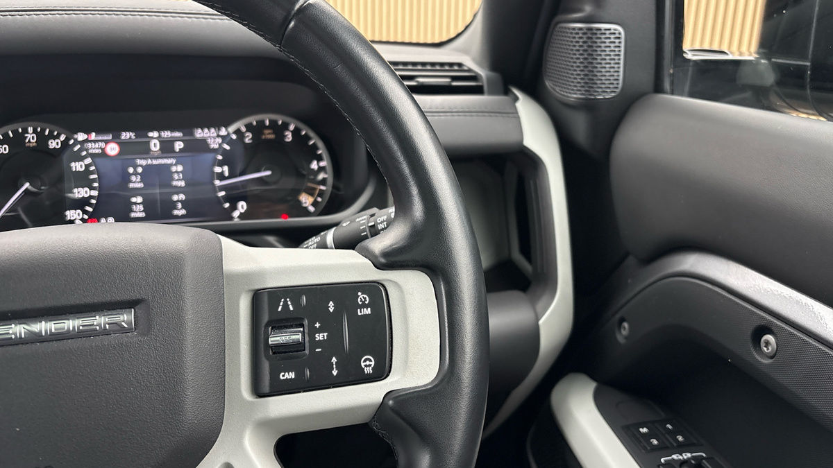 Land Rover Defender 110 Image 14