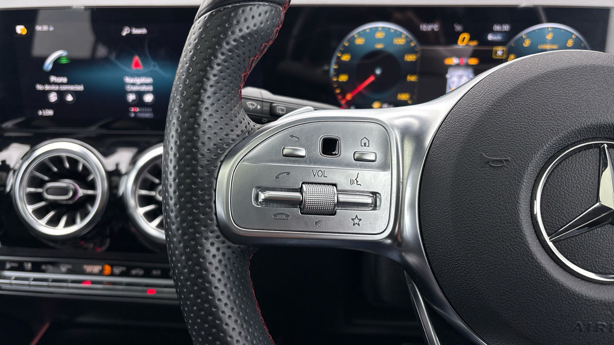 Mercedes-Benz GLA Image 13