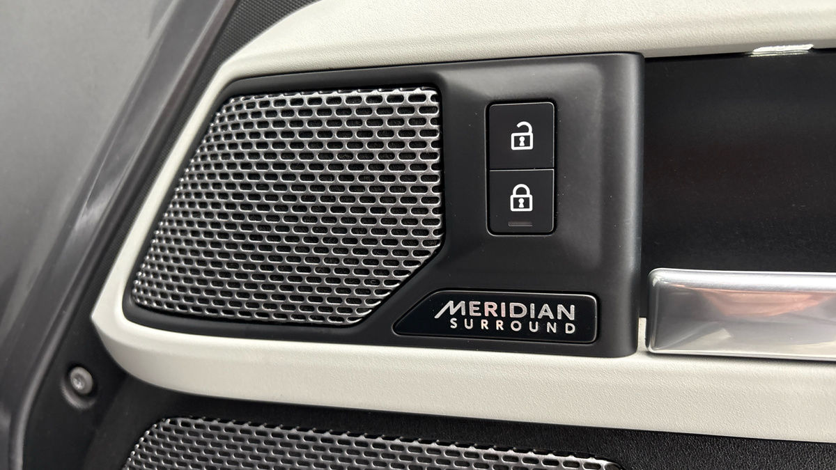 Land Rover Defender 110 Image 25