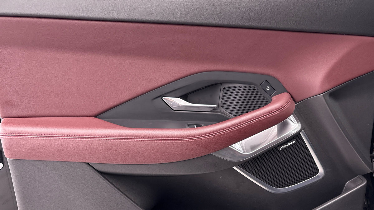 Jaguar E-PACE Image 19