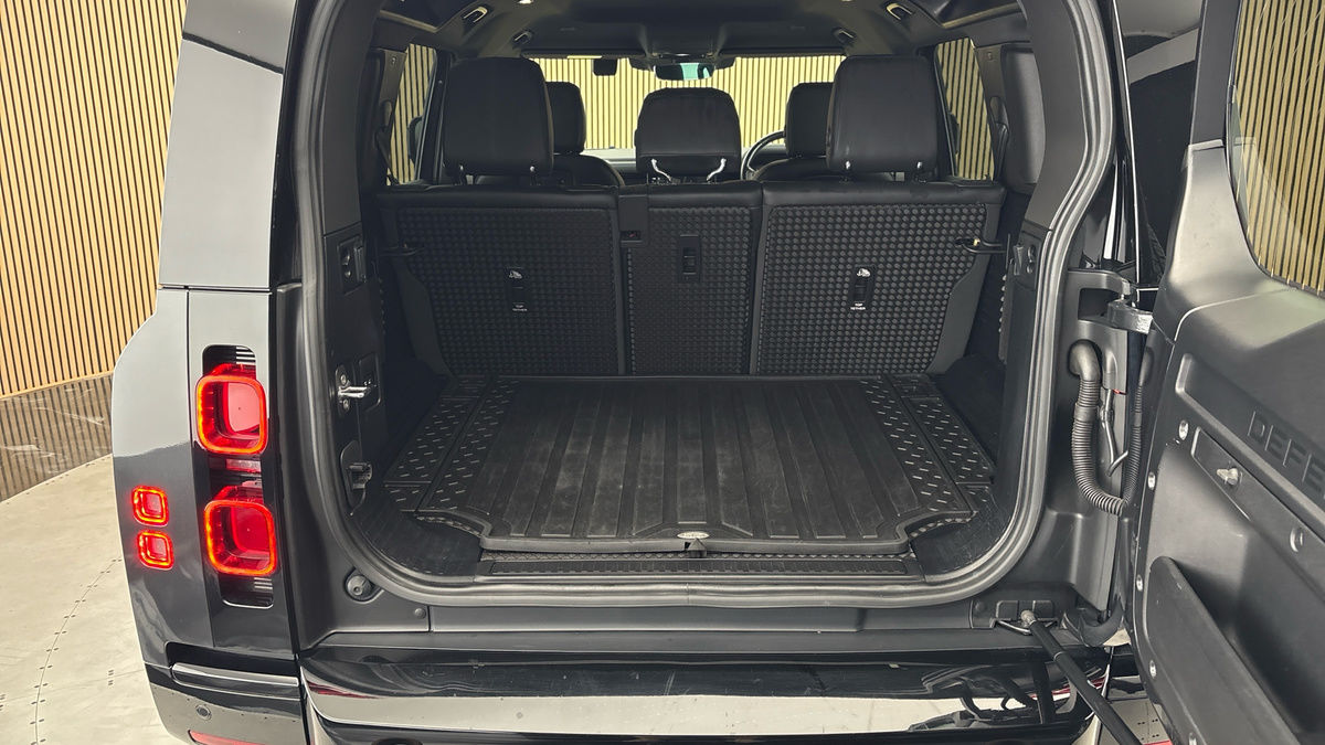 Land Rover Defender 110 Image 11