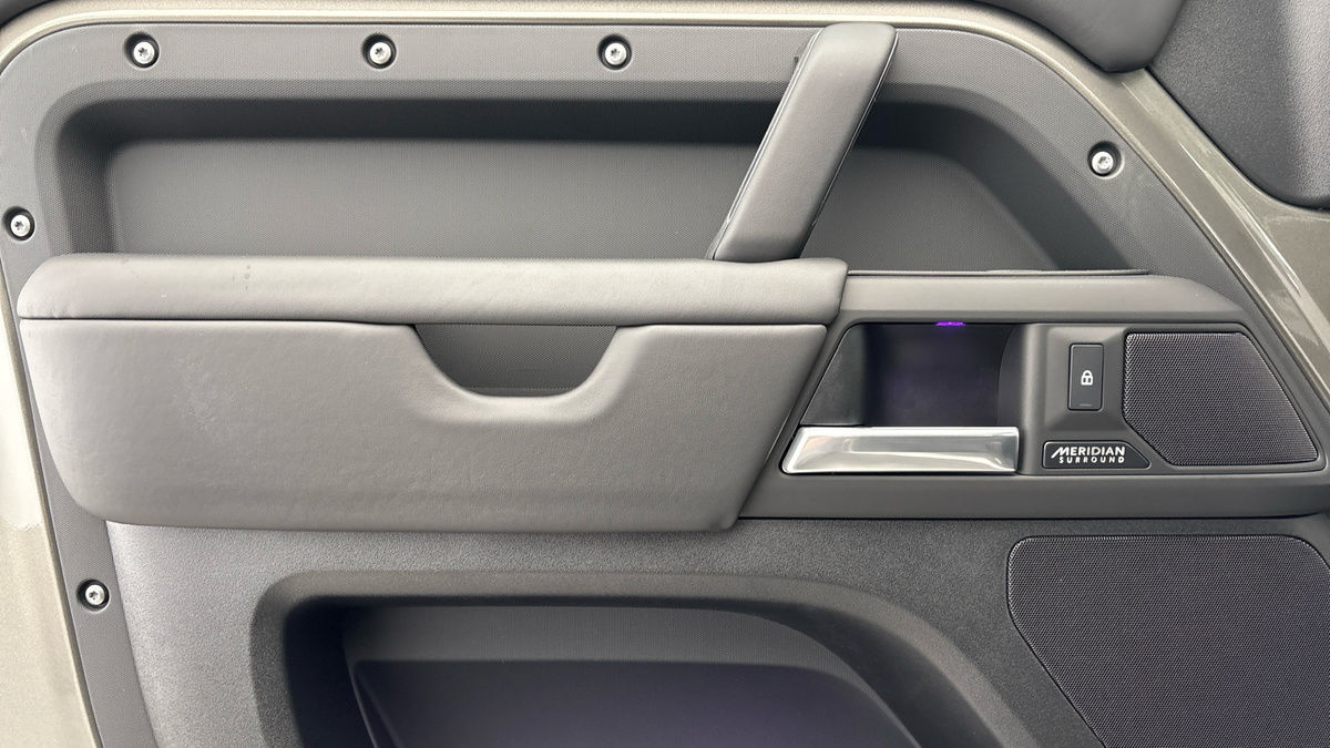 Land Rover Defender 110 Image 19