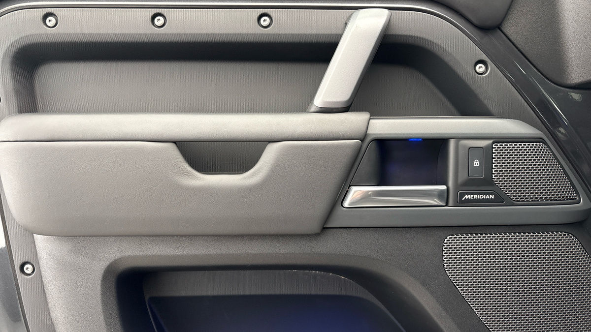 Land Rover Defender 110 Image 19