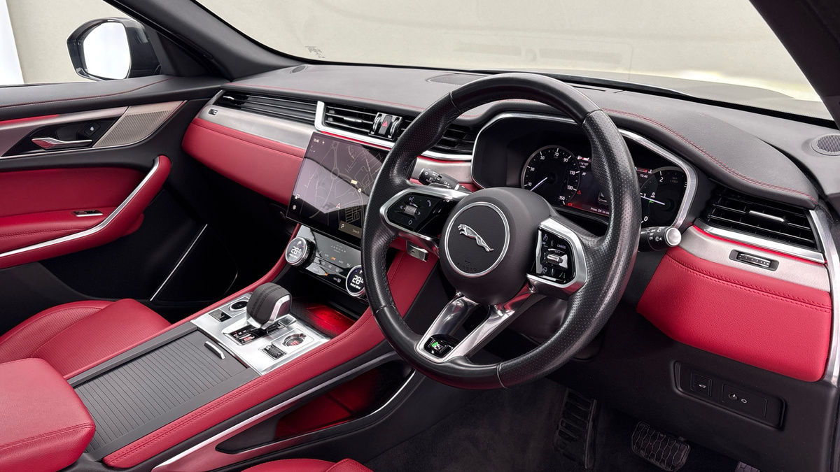 Jaguar F-PACE Image 5