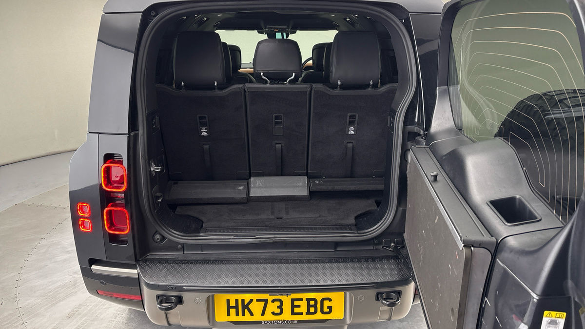 Land Rover Defender 130 Image 11
