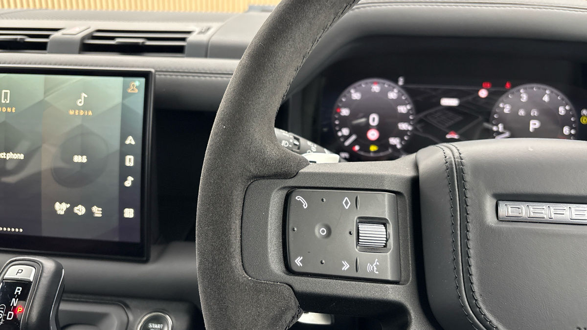 Land Rover Defender 110 Image 13