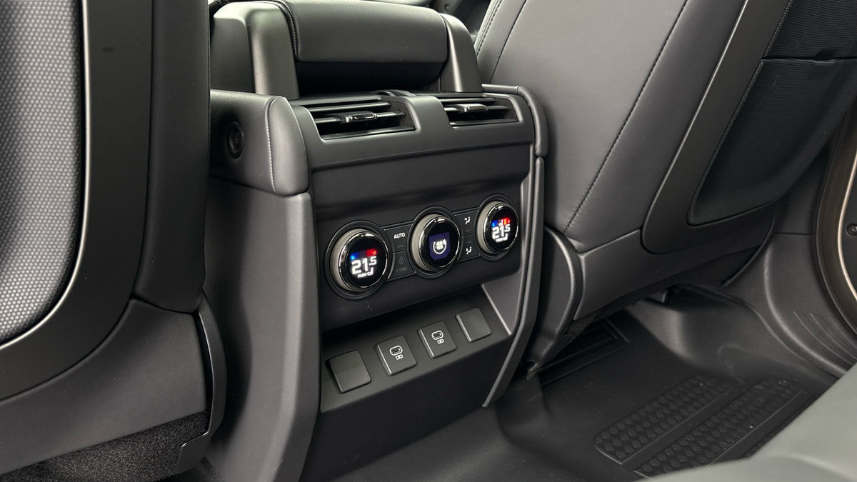 Land Rover Defender 110 Urban Image 31