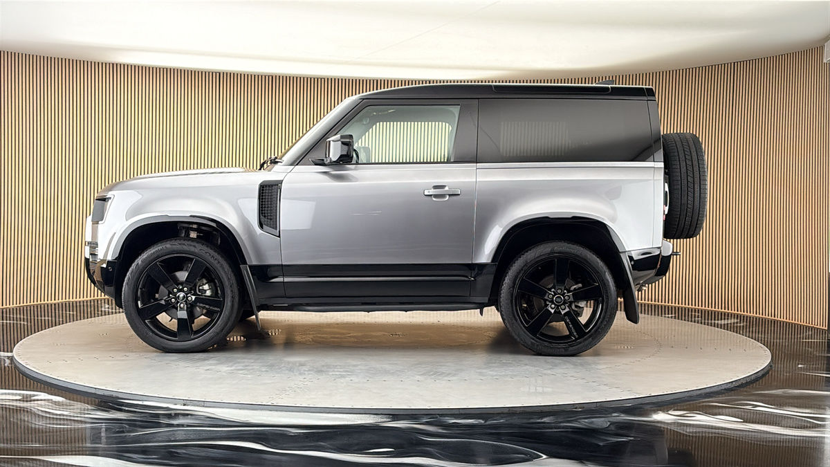 Land Rover Defender 90 Image 15