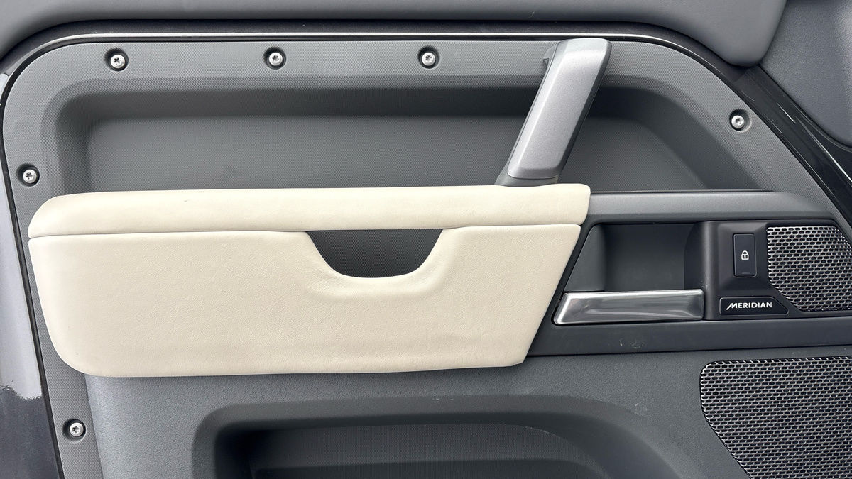 Land Rover Defender 110 Image 19