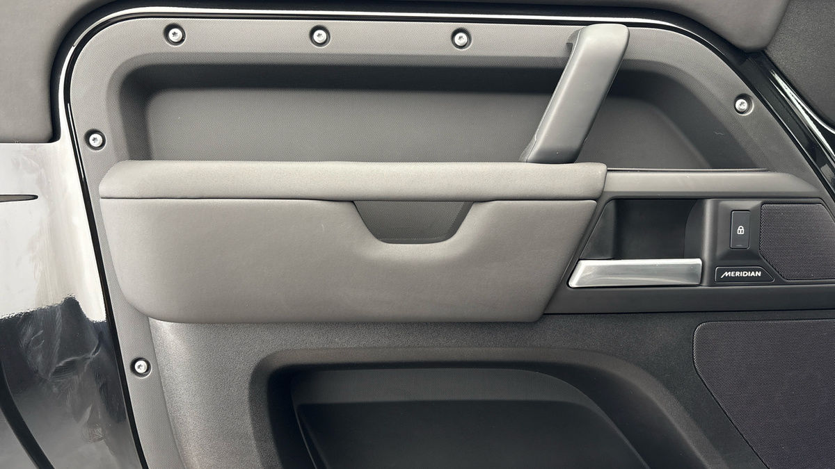 Land Rover Defender 90 Urban Image 19