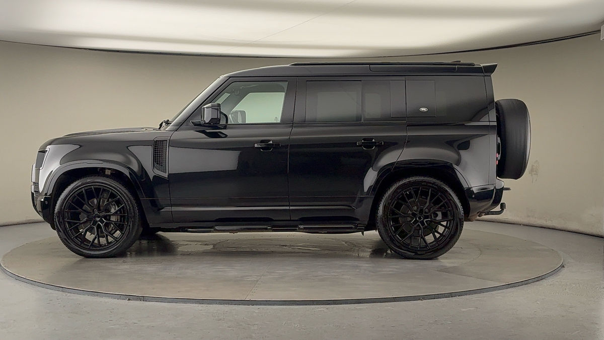 Land Rover Defender 110 Image 15