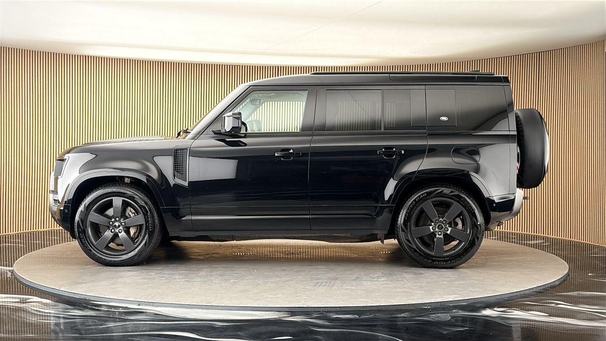 Land Rover Defender 110 Image 15