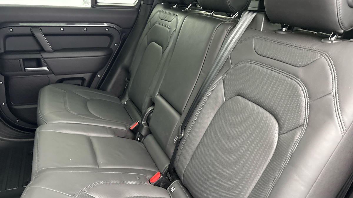 Land Rover Defender 110 Image 8