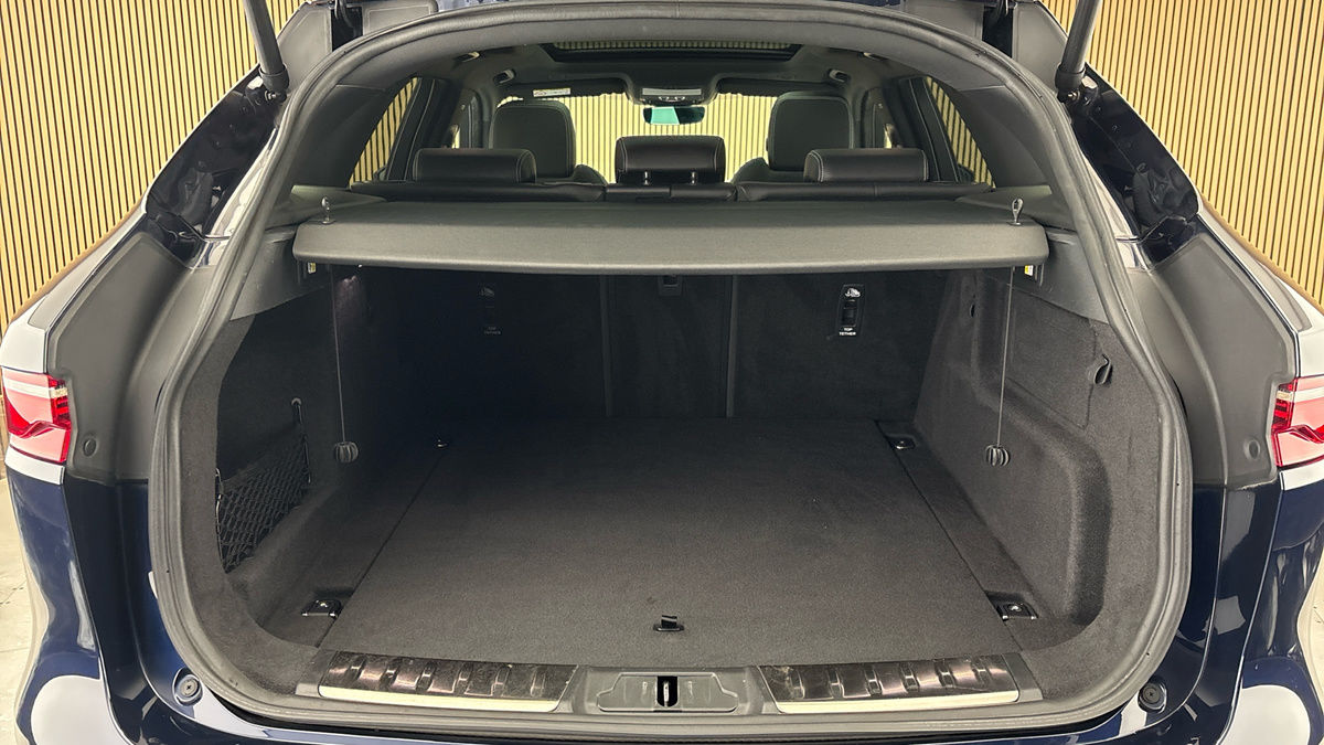 Jaguar F-PACE Image 11