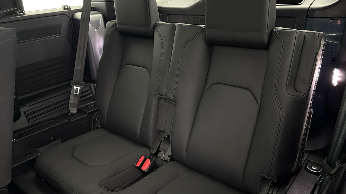 Land Rover Defender 110 Image 26