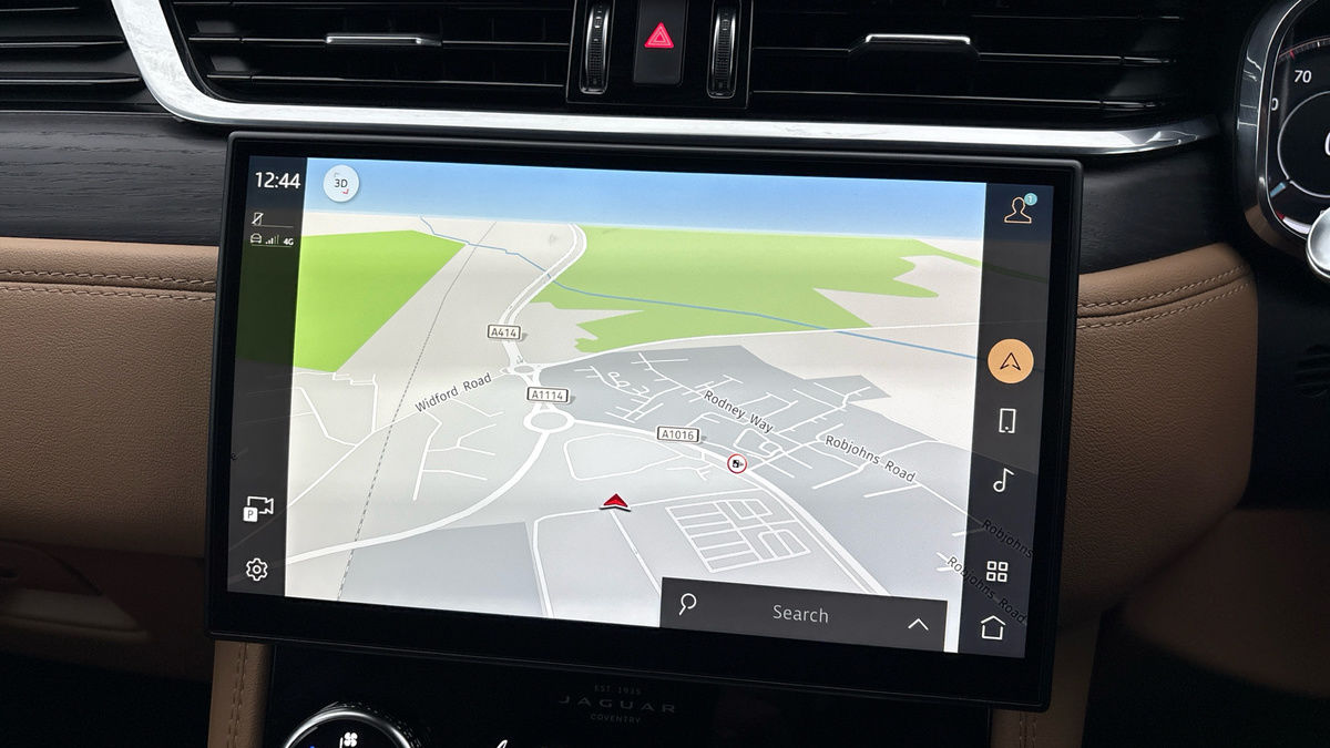 Jaguar F-PACE Image 17