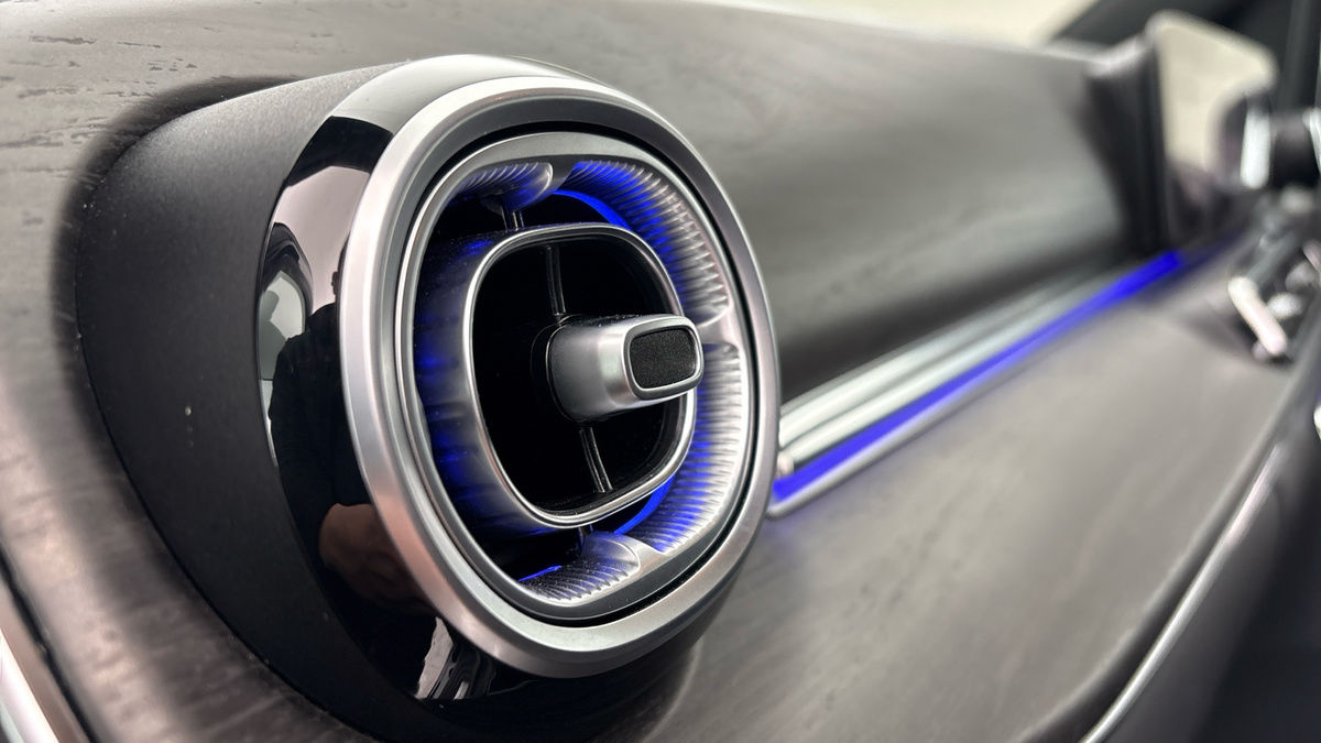 Mercedes-Benz V Class Image 25