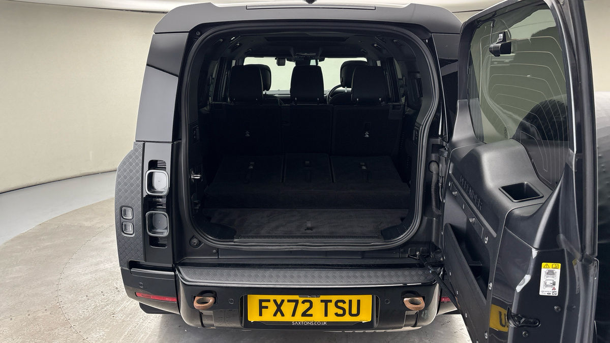 Land Rover Defender 130 Image 11