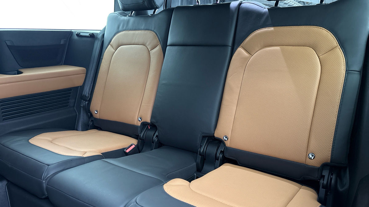 Land Rover Defender 130 Image 25