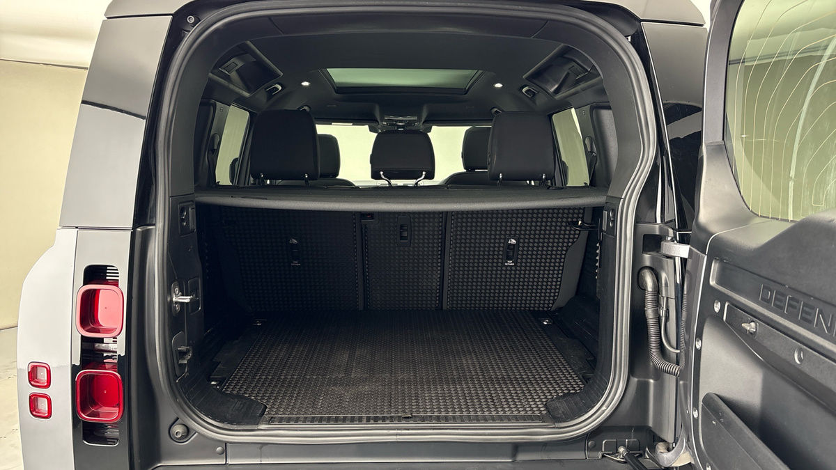 Land Rover Defender 110 Image 11