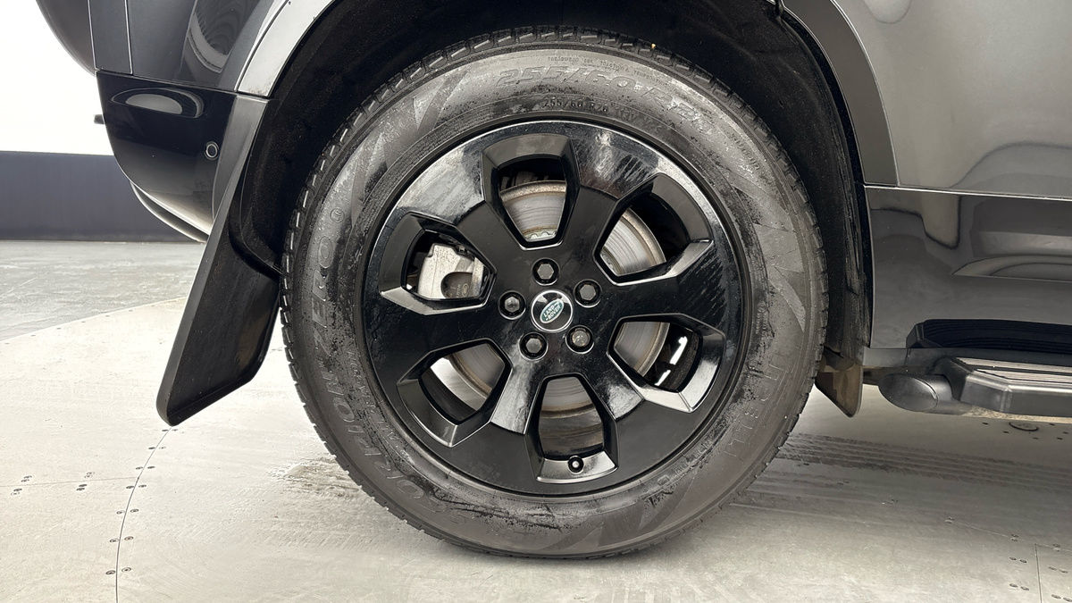 Land Rover Defender 110 Image 10