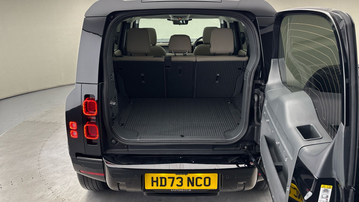 Land Rover Defender 110 Image 11