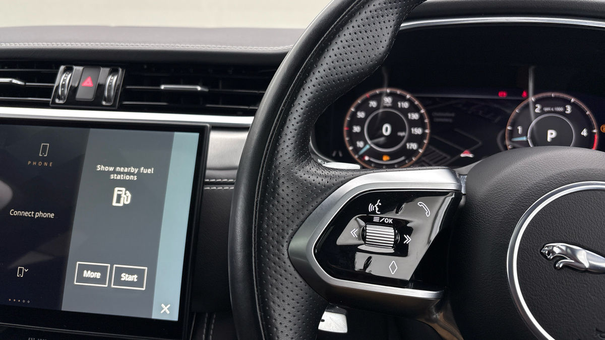 Jaguar F-PACE Image 13