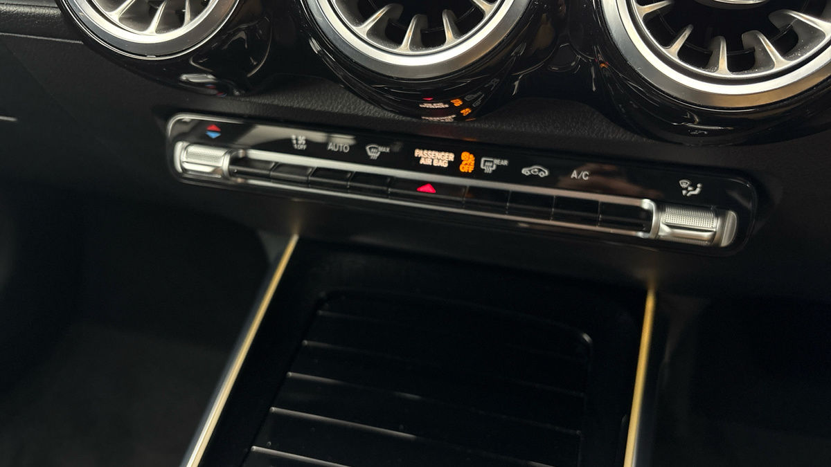 Mercedes-Benz GLB Image 25