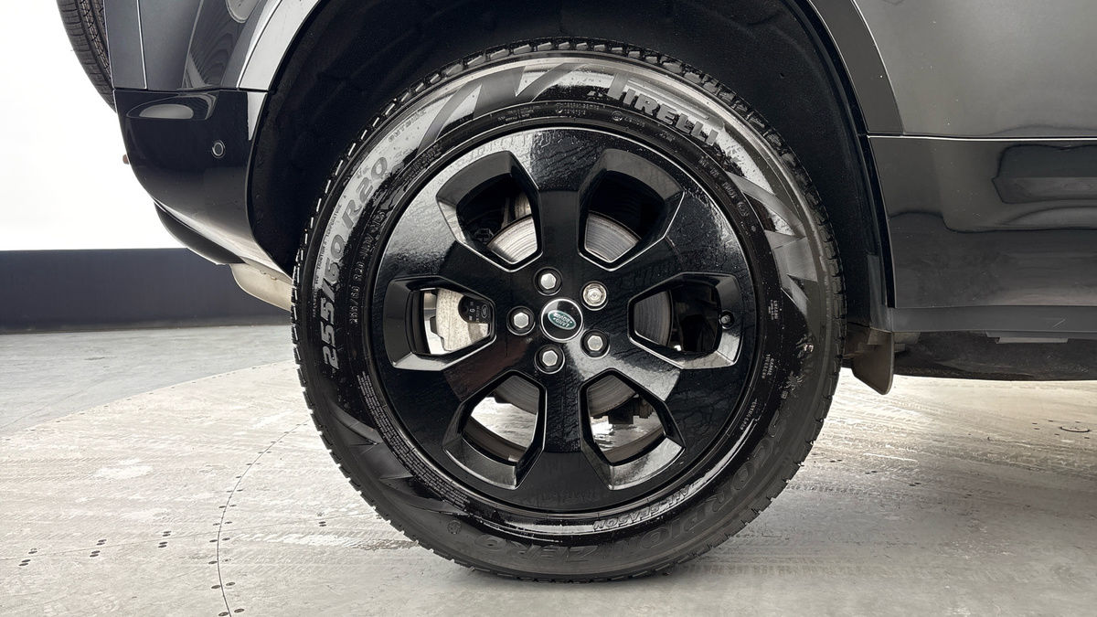 Land Rover Defender 110 Image 10